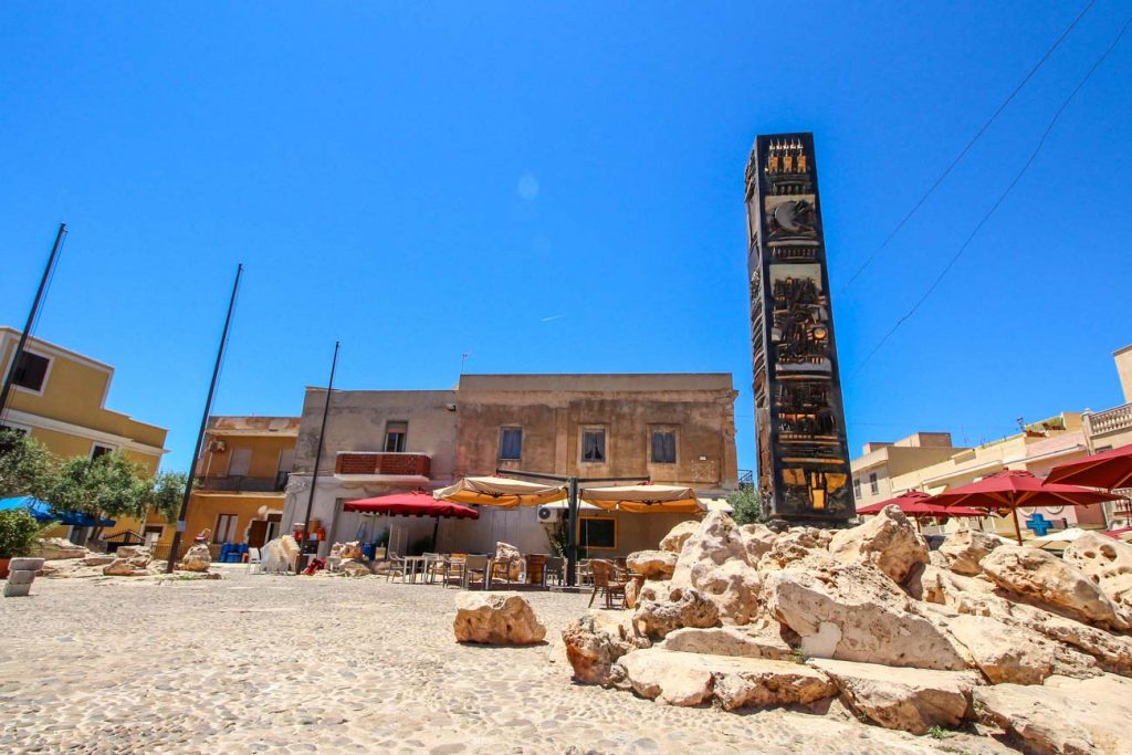 Obelisco Pomodoro a Lampedusa